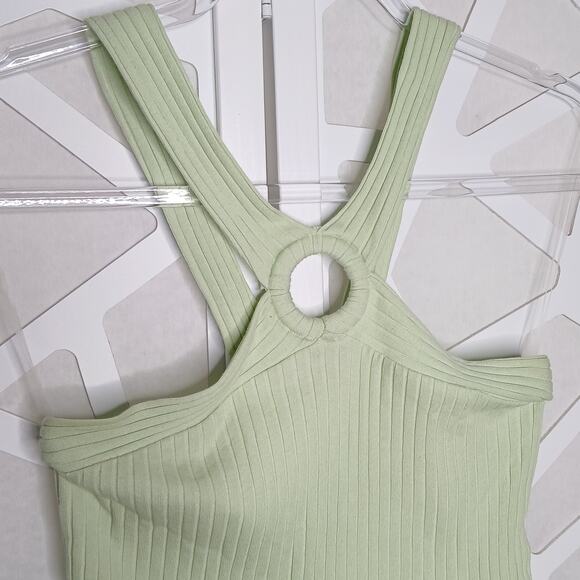 Me to We Soft Green Halter Neck Ring Keyhole Detail Ribbed Crop Top Womens SZ SM - Picture 3 of 5